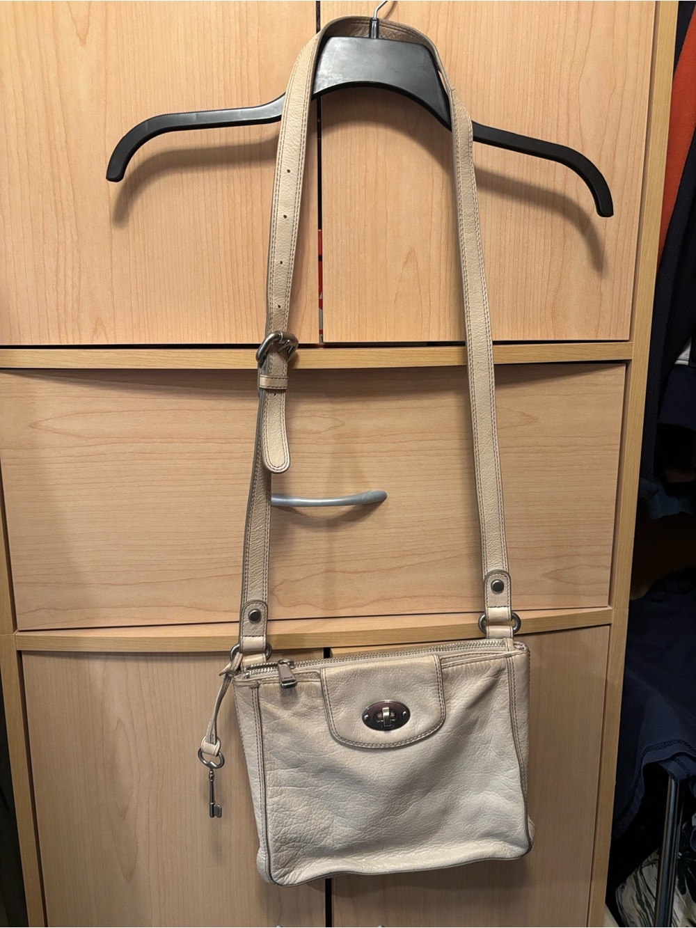 Fossil Cream Leather Crossbody Bag with Turn-Lock